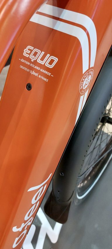 Loupe sur la poutre centrale du vélo cargo Equo Roland Garros de la société O2feel avec mise en valeur de la peinture ocre et des lignes blanches