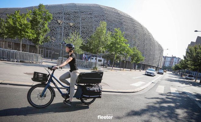 femmes sur un vélo cargo longtail à Paris devant le stade Jean Bouin