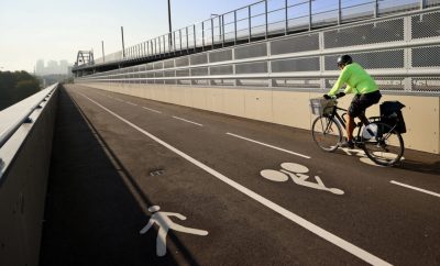 Un cycliste roulant sur une piste cyclable aux Mureaux dans le département des Yvelines