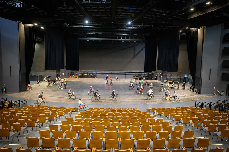 Les participants du Vélotour Paris 2022 ont pu visiter la salle de spectacle de la Seine Musicale