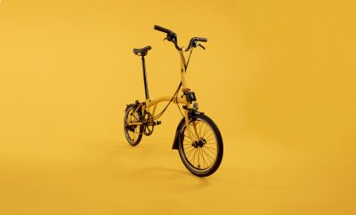 vélos pliants Brompton sur fond jaune avec le nouveau coloris Bumblebee Yellow