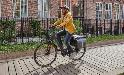 femme roulant en ville sur un vélo de la marque Wayscral