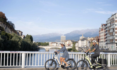 Un homme et une femme passant sur un pont au guidon de vélo Specialized