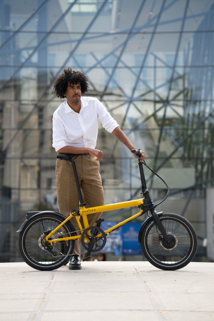Homme posant avec un vélo ahooga Max de profil et de couleur jaune