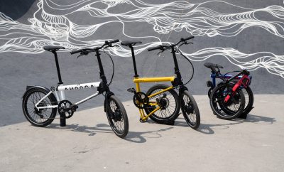 3 vélos Ahooga Max. Le premier déplié, le seconde semi plié et le 3e plié