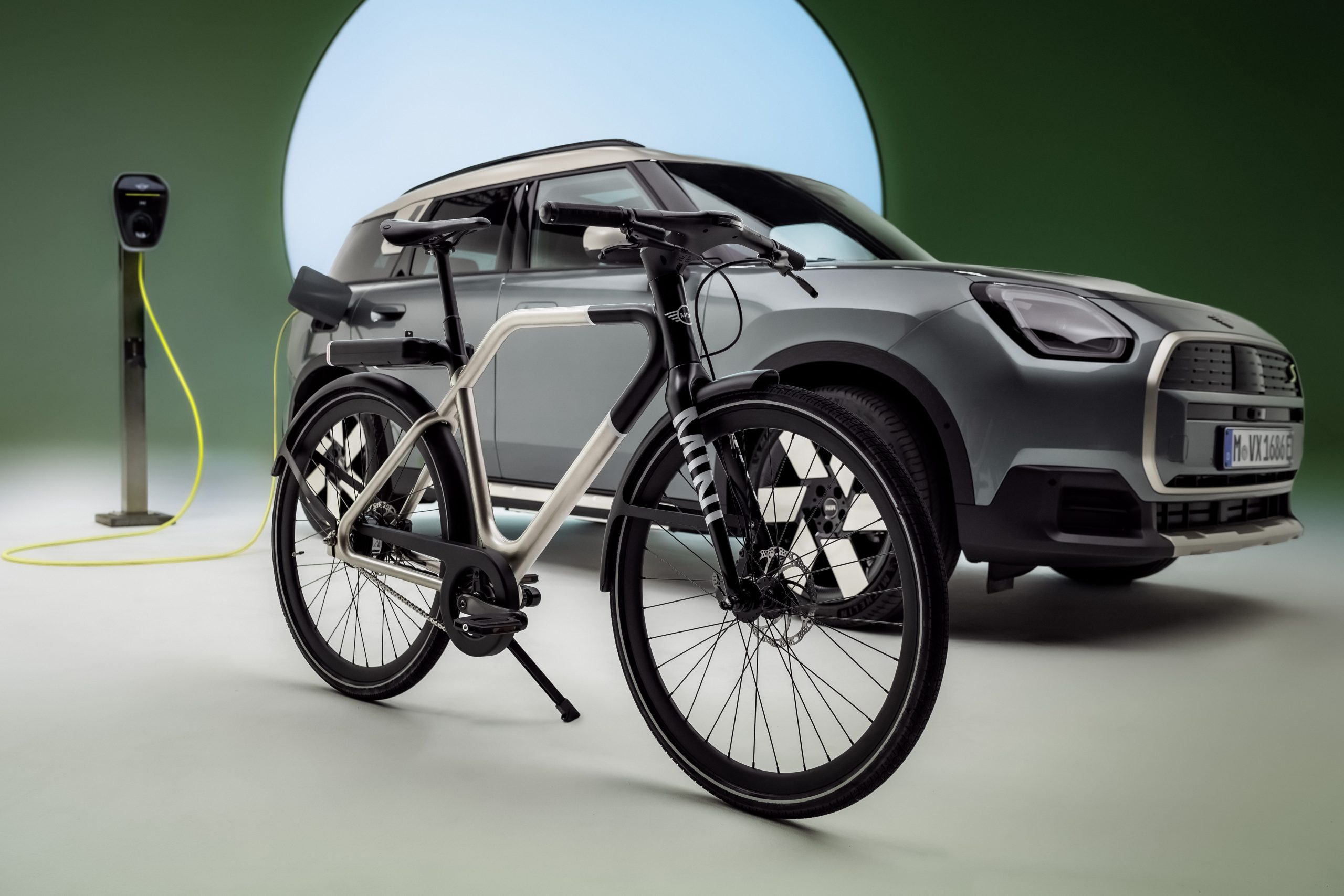 Velo Mini E-Bike1 présenté de profil avec nouvelle Mini électrique