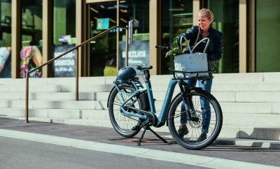 Femme chargeant son vélo Flyer Bikes avec ses commissions