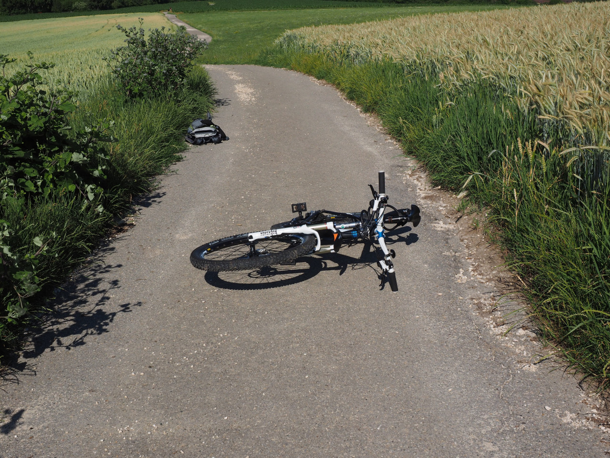 bicyclette parterre sur une route de campagne