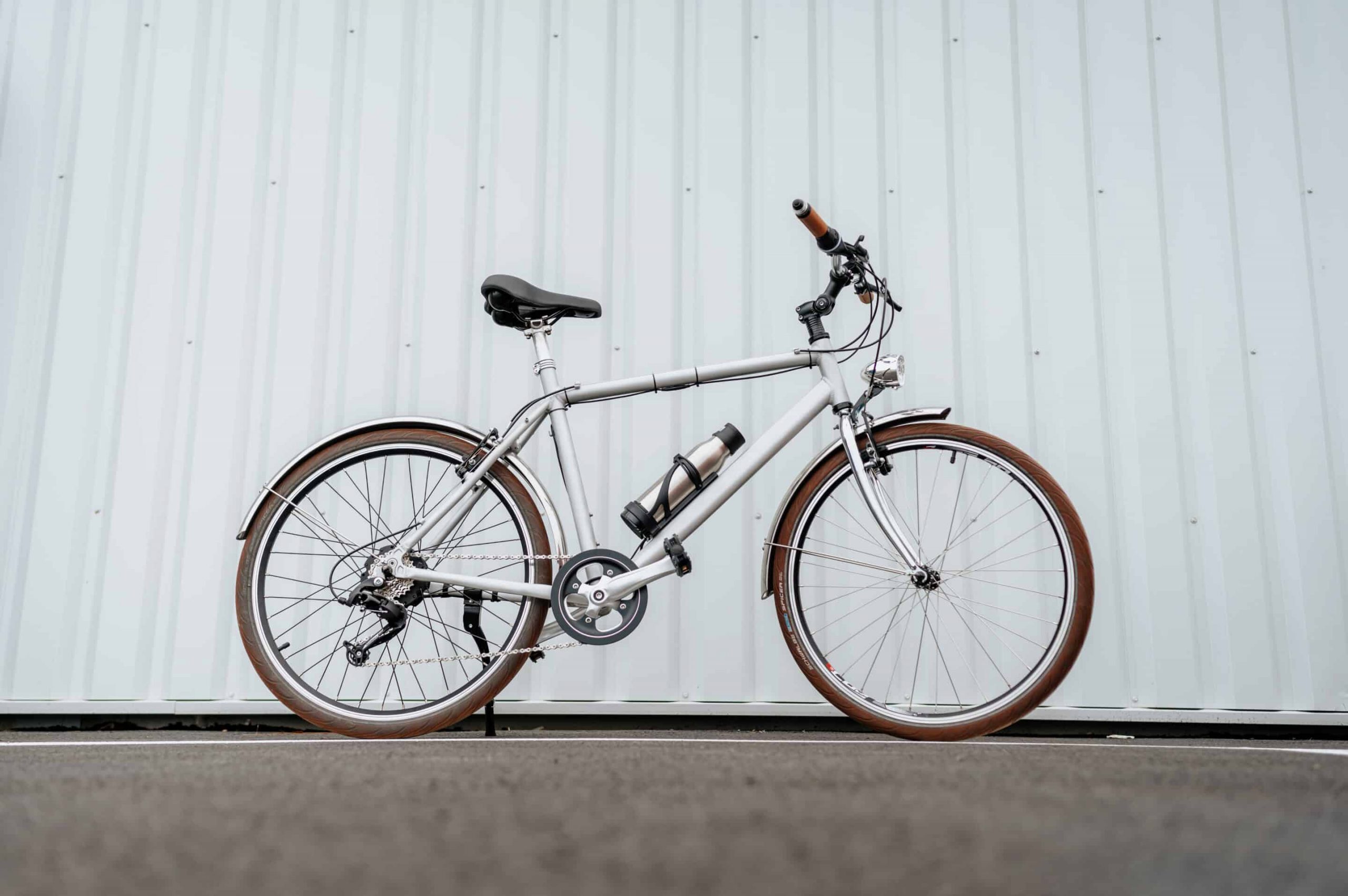 vélo de profil posé contre un mur, équipé du kit d'électrification Célérifère